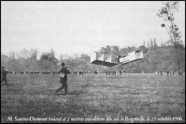 Bagatelle, 1906 : Santos-Dumont volant en biplan