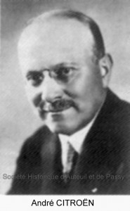 André CITROËN, industriel, né à Paris en 1878, mort à Paris en 1935. Il vécut de 1919 à 1935 au 31, rue Octave Feuillet.