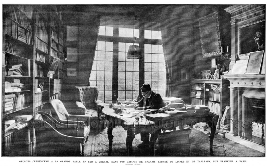 Georges CLEMENCEAU à sa table de travail, rue Franklin