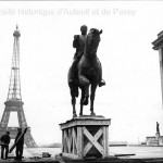 La statue équestre du maréchal Foch sur la butte de Chaillot en 1948