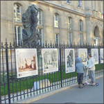 Exposition de photos sur les grilles de la mairie du 16e arrondissement de Paris